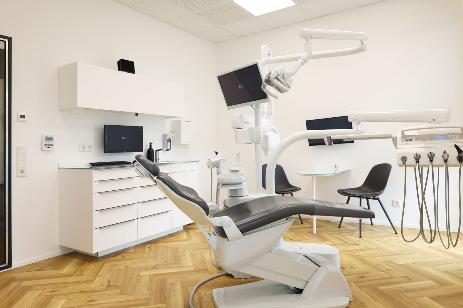 Behandlungszimmer mit Behandlungsstuhl in der Zahnarztpraxis ZIZ